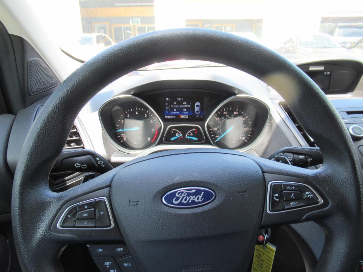 2017 Silver /Black Ford Escape SE FWD (1FMCU0GDXHU) with an 1.5L L4 DOHC 16V engine, Automatic transmission, located at 1511 North Shepherd Dr., Houston, TX, 77008, (281) 657-1221, 29.798361, -95.412560 - 2017 FORD ESCAPE SE VIN: 1FMCU0GDXHUE54105 1 F M C U 0 G D X H U E 5 4 1 0 5 4 DOOR WAGON/SPORT UTILITY 1.5L I4 F DOHC 16V GASOLINE FRONT WHEEL DRIVE - Photo#1